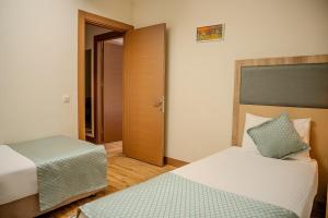 Voodi või voodid majutusasutuse Mari Suites Hotel toas
