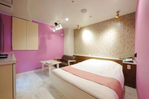 Postel nebo postele na pokoji v ubytování ホテルぴみ袋井店 大人専用 + 37 fotografií