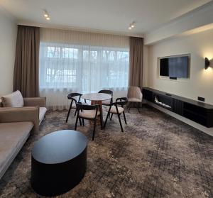 a living room with a couch and a table at Ośrodek Wypoczynkowy Łańsk in Stawiguda