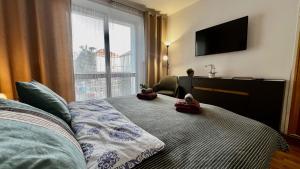Postel nebo postele na pokoji v ubytování Black Lotus I I Downtown Apartment l Free Parking l 24hr Access