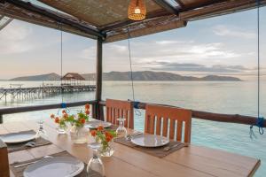 einen Tisch mit Blick auf das Wasser in der Unterkunft Yenatar Resort in Friwin