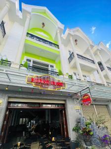 a building with a dining universe sign on it at Hoàng Dung - Nhà nguyên căn 5 phòng ngủ Đà Lạt, gần trung tâm in Da Lat