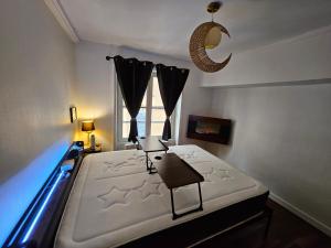 a bedroom with a large bed and a window at Studio Cinéma -Hypercentre- Spacieux, calme et connecté in Auxerre