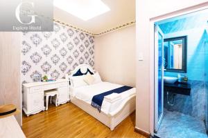 Postel nebo postele na pokoji v ubytování Crowne Hotel Bui Vien