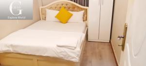 Postel nebo postele na pokoji v ubytování Crowne Hotel Bui Vien