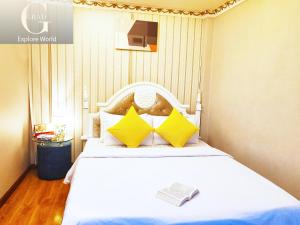 Postel nebo postele na pokoji v ubytování Crowne Hotel Bui Vien