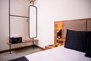 Voodi või voodid majutusasutuse Mari Suites Hotel toas