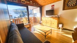 Χώρος καθιστικού στο Studio les Granges - Vue montage et village, Centre la Clusaz - AravisTour