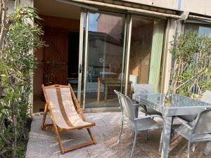 Patio nebo venkovní prostory v ubytování Havre de paix - calme et cosy avec terrasse + 14 fotografií