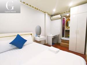 Postel nebo postele na pokoji v ubytování Crowne Hotel Bui Vien