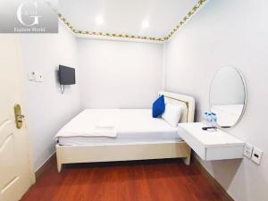 Postel nebo postele na pokoji v ubytování Crowne Hotel Bui Vien