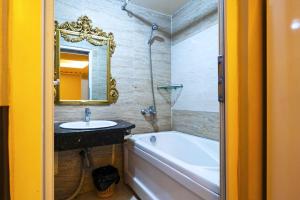 Koupelna v ubytování Crowne Hotel Bui Vien