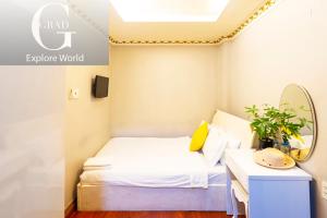 Postel nebo postele na pokoji v ubytování Crowne Hotel Bui Vien