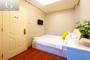 Postel nebo postele na pokoji v ubytování Crowne Hotel Bui Vien