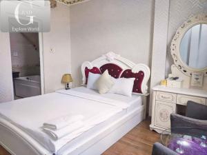 Postel nebo postele na pokoji v ubytování Crowne Hotel Bui Vien