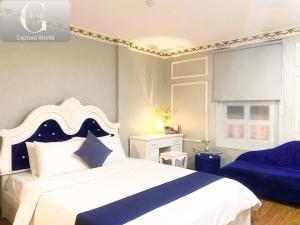 Postel nebo postele na pokoji v ubytování Crowne Hotel Bui Vien