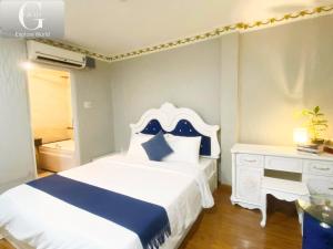 Postel nebo postele na pokoji v ubytování Crowne Hotel Bui Vien