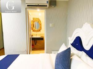 Postel nebo postele na pokoji v ubytování Crowne Hotel Bui Vien