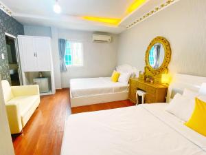 Postel nebo postele na pokoji v ubytování Crowne Hotel Bui Vien
