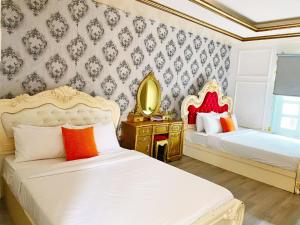 Postel nebo postele na pokoji v ubytování Crowne Hotel Bui Vien