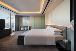Postel nebo postele na pokoji v ubytování Qinhuangdao Marriott Resort