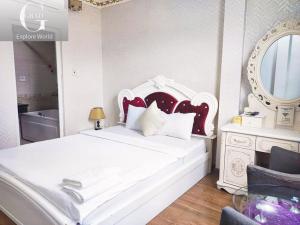 Postel nebo postele na pokoji v ubytování Crowne Hotel Bui Vien
