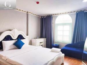 Postel nebo postele na pokoji v ubytování Crowne Hotel Bui Vien