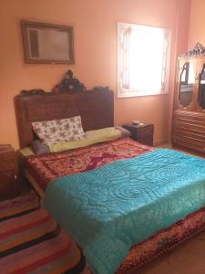a bedroom with a bed and a window at Mourad morsy مراد in Najâ€˜ al MadÄbb