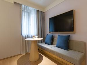 上海市にあるJi Hotel (Shanghai Bund Ningbo Road)のリビングルーム(ソファ、青い枕付きのテーブル付)