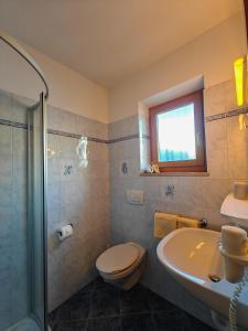 Koupelna v ubytování Hotel Garni Alpes