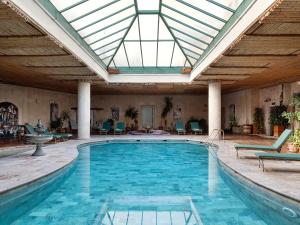 ein Hallenbad mit Oberlicht in einem Gebäude in der Unterkunft Heybe Hotel & Spa in Goreme