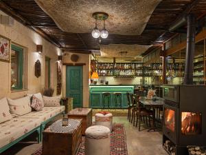 ein Wohnzimmer mit Sofa und Bar in der Unterkunft Heybe Hotel & Spa in Goreme