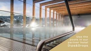 The swimming pool at or close to Crystls Aparthotel