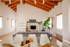 TV a/nebo společenská místnost v ubytování Ca Mantoet - 3Bedroom Loft + 19 fotografií