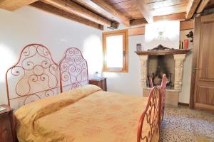 1 dormitorio con 1 cama grande y chimenea en Papa Paolo II, en Venecia