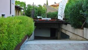 En have udenfor Hotel Luna Rossa