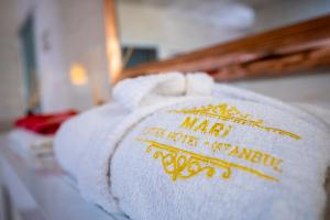 Voodi või voodid majutusasutuse Mari Suites Hotel toas
