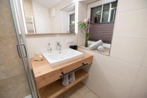 劳里斯Ferienhaus Fahrnberg的带水槽和镜子的浴室 更多13张照片