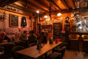 grupa ludzi siedząca przy stołach w restauracji w obiekcie Haus Waldruhe w mieście Mallnitz