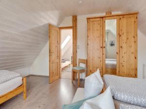 a attic bedroom with two beds and a staircase at Ruhiger Aufenthalt in der Naehe von Rostock in Kritzmow