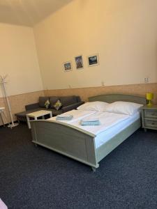 Postel nebo postele na pokoji v ubytování Welcome Hostel & Apartments Praguecentre