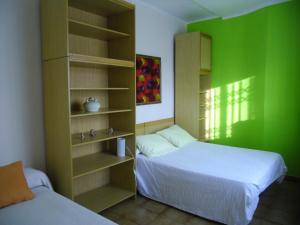 ロスピタレート・デ・リョブレガートにあるAtico Soleadoの緑の壁のドミトリールーム ベッド2台
