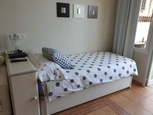 A bed or beds in a room at Carihuela Park Palace Studio