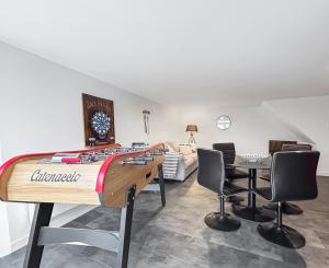 - un salon avec une table d'échecs et des chaises dans l'établissement Authentique séjour de charme Parc Naturel Du Pilat, à Véranne
