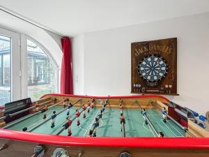 - un billard dans une pièce avec jeu de fléchettes dans l'établissement Authentique séjour de charme Parc Naturel Du Pilat, à Véranne