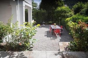 un patio con mesa y sillas en un jardín en Maria Luise, en Bad Harzburg