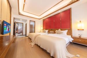 Postel nebo postele na pokoji v ubytování Wushiju丨Zhenyuan Ancient City Riverside B&B