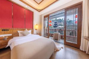 Postel nebo postele na pokoji v ubytování Wushiju丨Zhenyuan Ancient City Riverside B&B