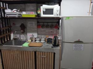 Feel Good Hostel bk的厨房或小厨房