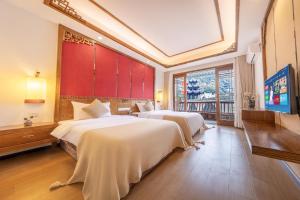 Postel nebo postele na pokoji v ubytování Wushiju丨Zhenyuan Ancient City Riverside B&B
